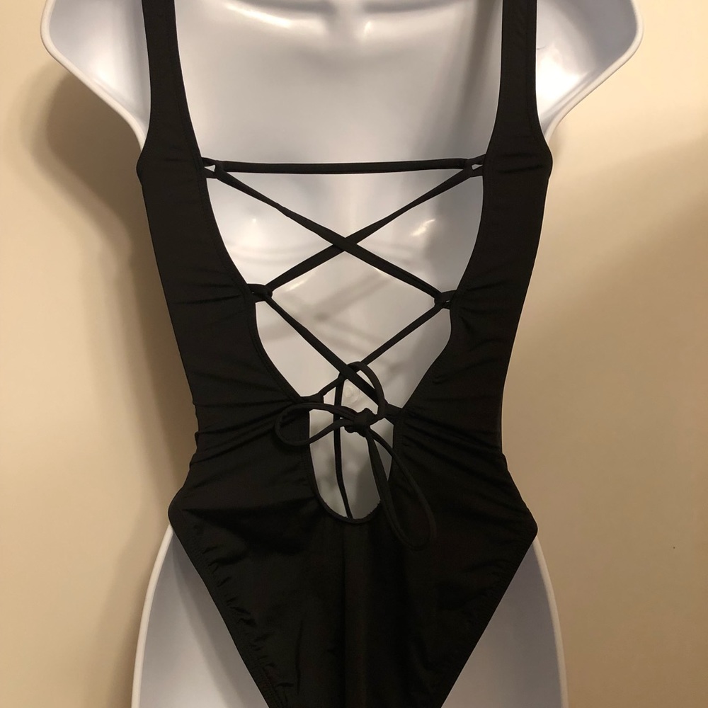 👙⬇️4️⃣5️⃣One Piece Statement Bathing suit NWT - Picture 4 of 7